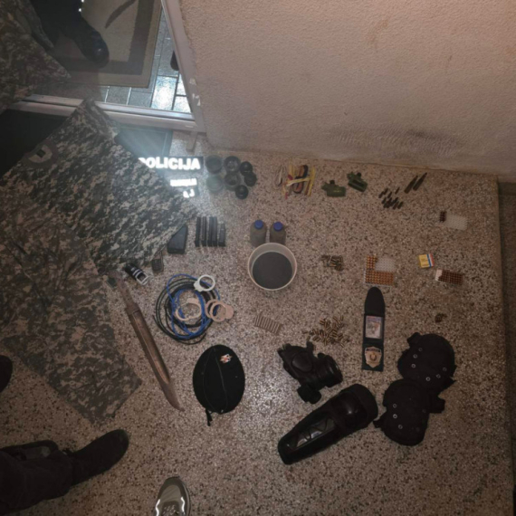 Evo zašto je Vučić govorio o obojenoj revoluciji; Pogledajte šta je policija pronašla u stanu blokadera FOTO