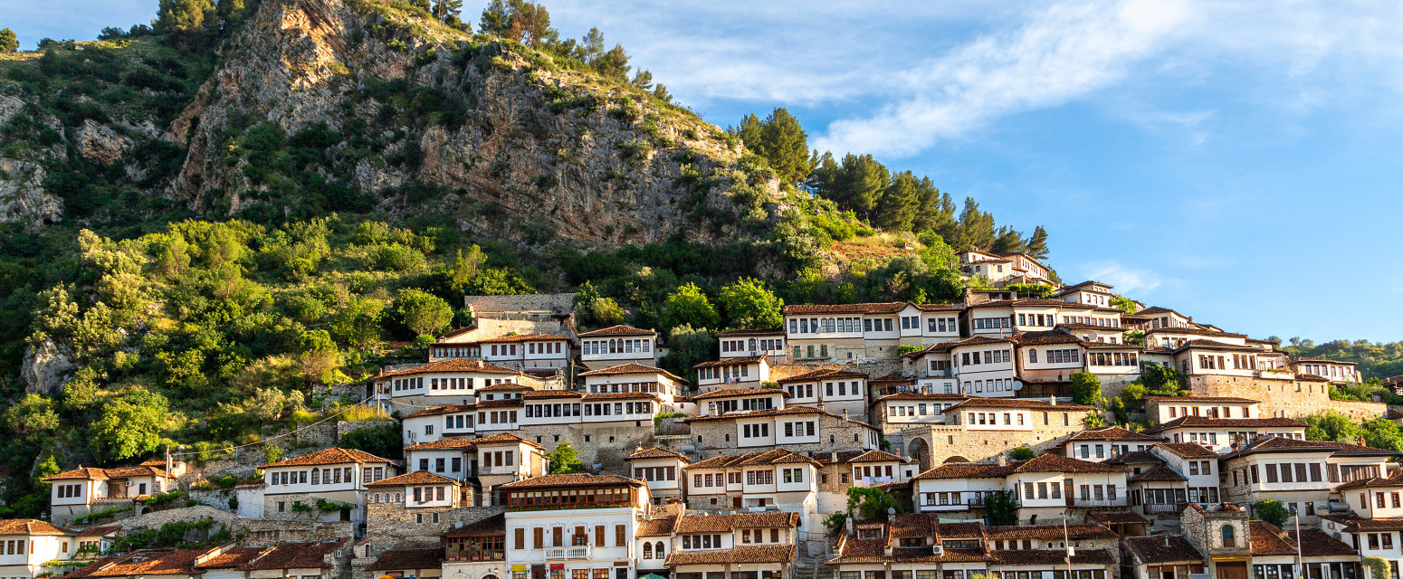 Ovo je jedan od najneobičnijih gradova na Balkanu: Kuće "naslagane" na padini stvaraju prizor iz bajke FOTO