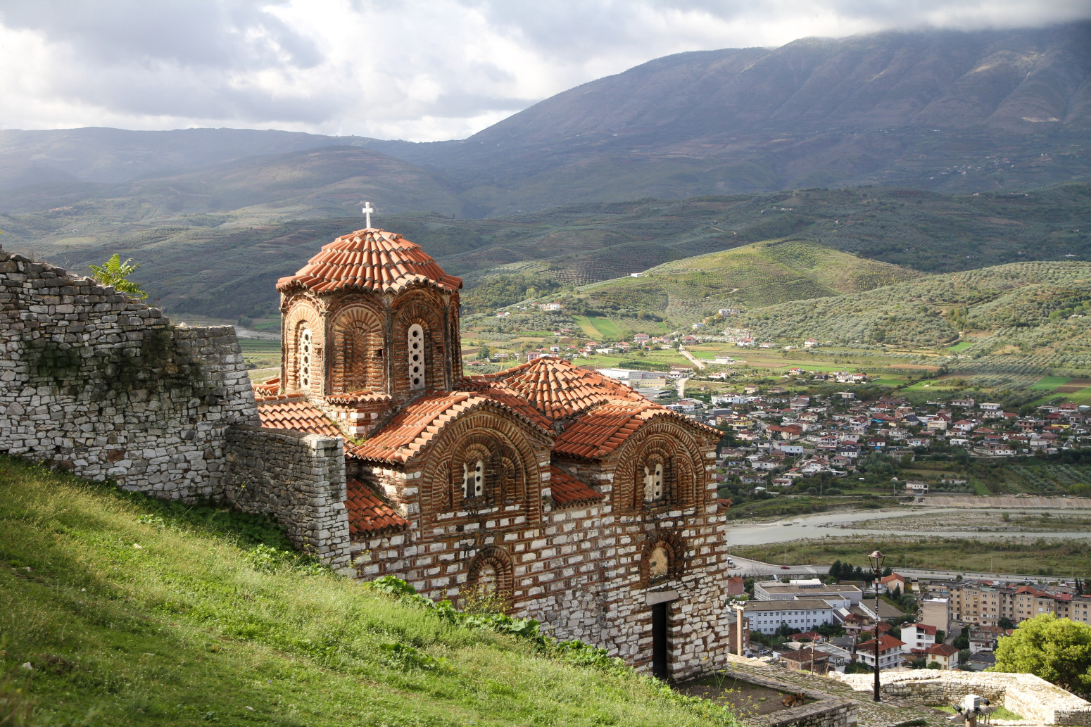 Ovo je jedan od najneobičnijih gradova na Balkanu: Kuće naslagane na padini stvaraju prizor iz bajke FOTO