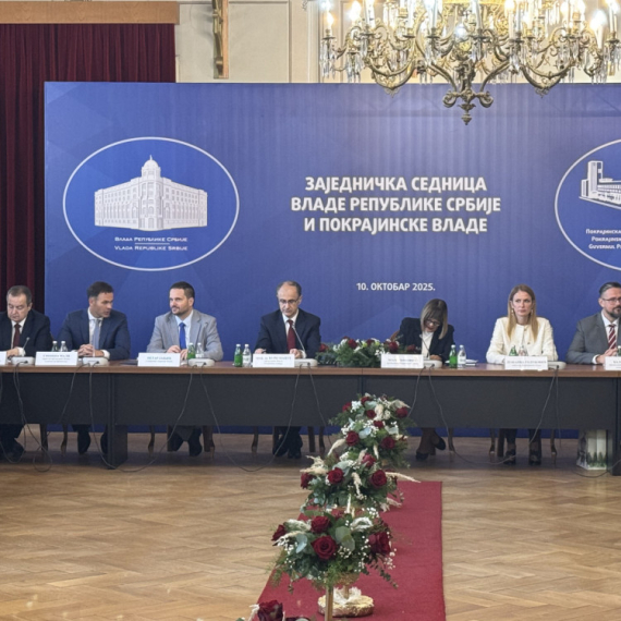 Zajednička sednica Vlade Srbije i Pokrajinske vlade održana u Somboru; Mali: Svi smo na istom zadatku FOTO
