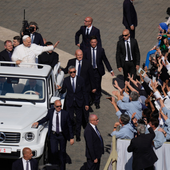 Papa objavio rat klikbejtu i veštačkoj inteligenciji: Ponižavajuće je