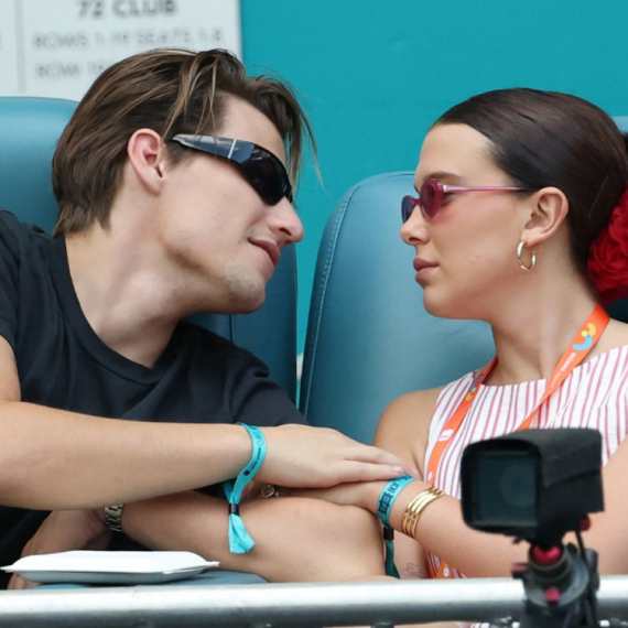 Slavna lepotica objavila prvu fotografiju ćerke: Mlada mama "srušila" mreže FOTO