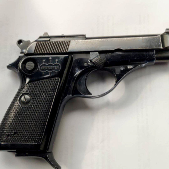 MUP: Uhapšen osumnjičeni za napad na prostorije SNS-a u Beogradu, posedovao pištolj