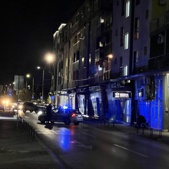 Beba pala sa četvrtog sprata zgrade: Devojčica prevezena u bolnicu FOTO