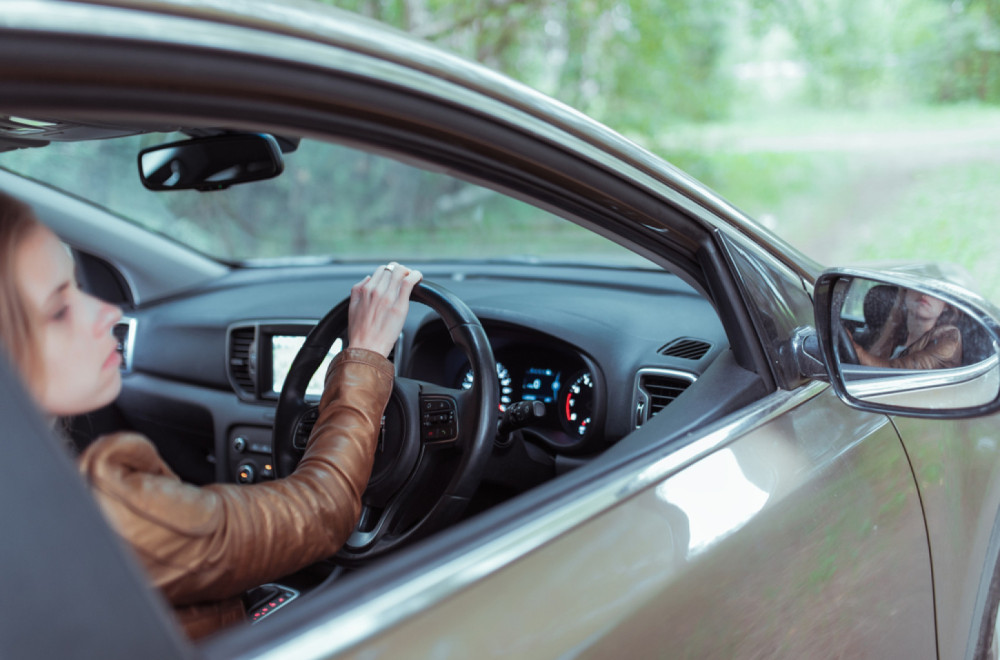 Mnogi vozači greše, a kazne su velike: Znate li gde je zabranjena vožnja unazad?