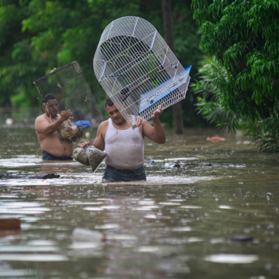 Katastrofalne poplave; Ulice pretvorene u reke; Desetine mrtvih FOTO/VIDEO
