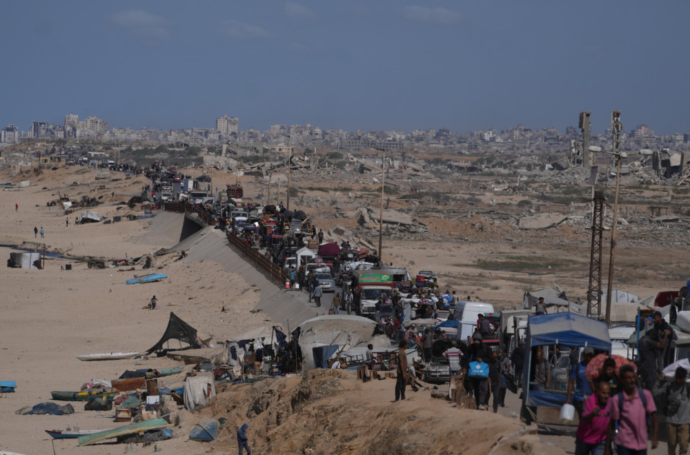 Drugi dan primirja; 250.000 ljudi korača kroz ruševine