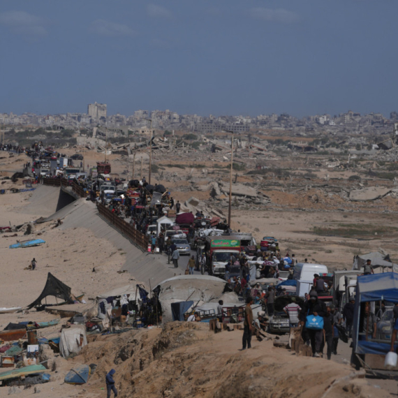 Drugi dan primirja; 250.000 ljudi korača kroz ruševine