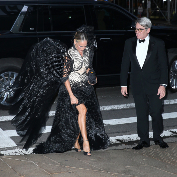 Dramatična kreacija sa crnim krilima izazvala šok: A onda je došao "slavni Rus" FOTO