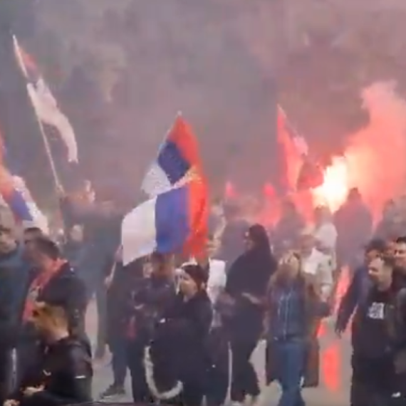 Subotičani uz sunarodnike na KiM: Okupilo se mnogo građana; Gore baklje, vijore se srpske zastave VIDEO