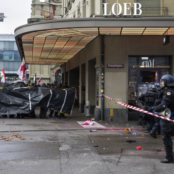 Haos u Bernu: Neredi na demonstracijama; Policija koristi suzavac i vodene topove VIDEO