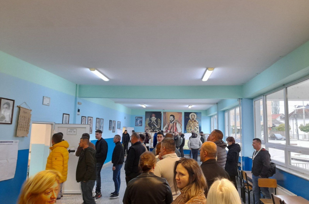 Na Kosovu i Metohiji danas drugi krug lokalnih izbora: Otvorena birališta, izašli prvi glasači