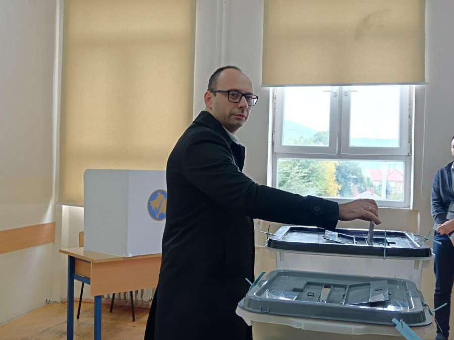 Local elections in Kosovo and Metohija: Huge crowds at polling stations; Serbs with tricolors head to vote