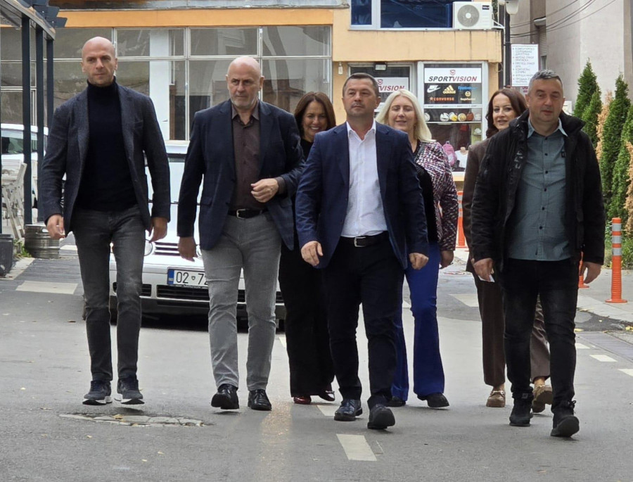 Local elections in Kosovo and Metohija: Huge crowds at polling stations; Serbs with tricolors head to vote