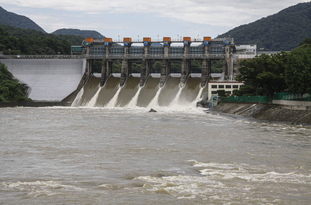 Haos na granici: Reka narasla skoro dva metra; Poslato SMS upozorenje – hitno se evakuišite