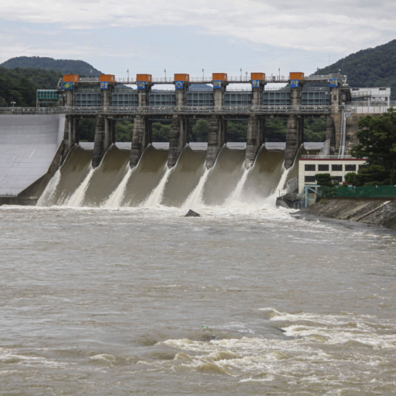 Haos na granici: Reka narasla skoro dva metra; Poslato SMS upozorenje – hitno se evakuišite