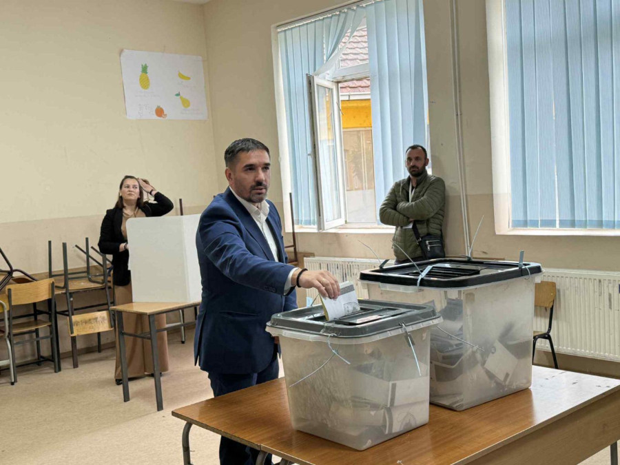Local elections in Kosovo and Metohija: Huge crowds at polling stations; Serbs with tricolors head to vote