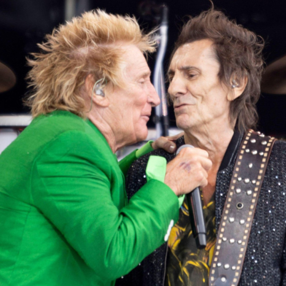 Okuplja se "Fejses": "Sve je isto, osim što Stjuart više ne dozvoljava ovo na bini"