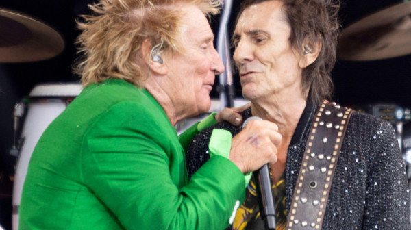 Okuplja se "Fejses": "Sve je isto, osim što Stjuart više ne dozvoljava ovo na bini"