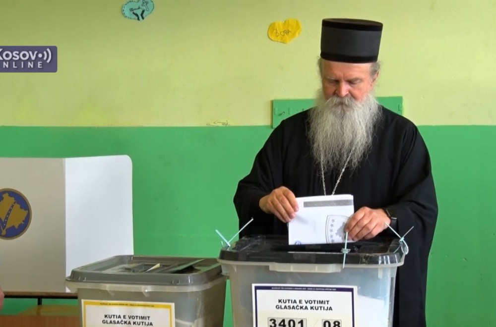 Mitropolit raško-prizrenski Teodosije glasao u Gračanici FOTO