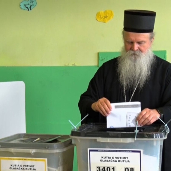 Mitropolit raško-prizrenski Teodosije glasao u Gračanici FOTO