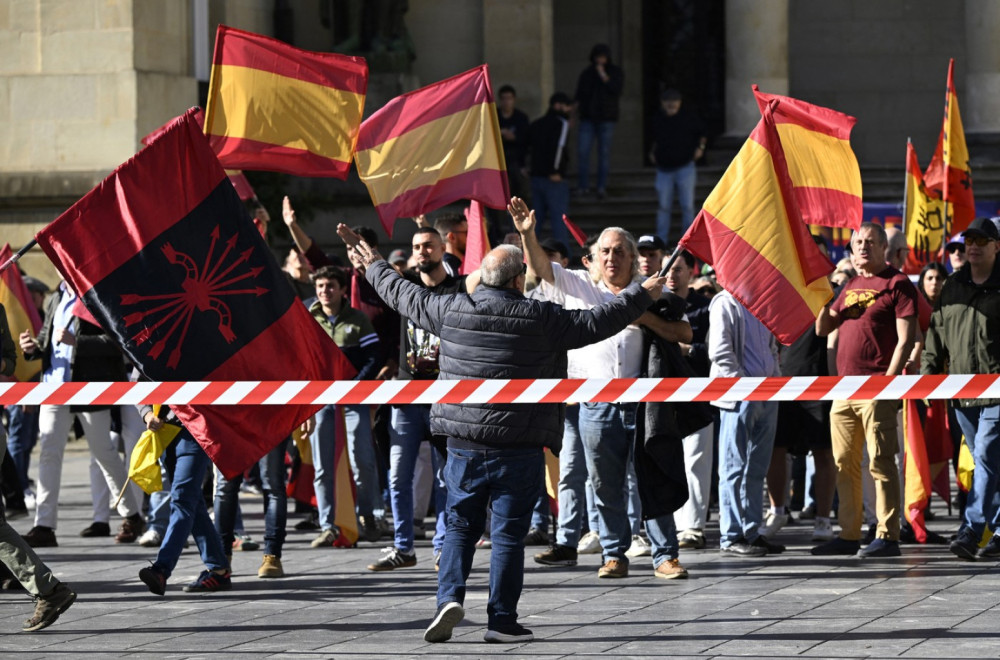 Primitivno skandiranje osvaja Evropu: "Ko ne skače, taj je neprijatelj"