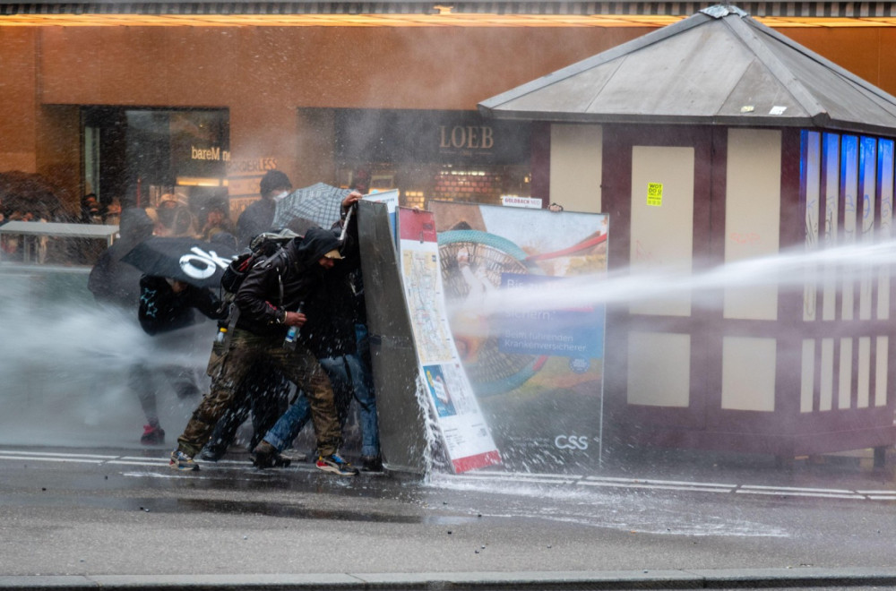 Vodeni topovi, suzavac i gumeni meci na protestu u Švajcarskoj; Veliki broj povređenih, 500 privedenih