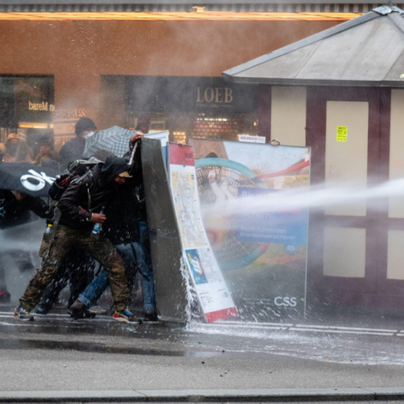 Vodeni topovi, suzavac i gumeni meci na protestu u Švajcarskoj; Veliki broj povređenih, 500 privedenih