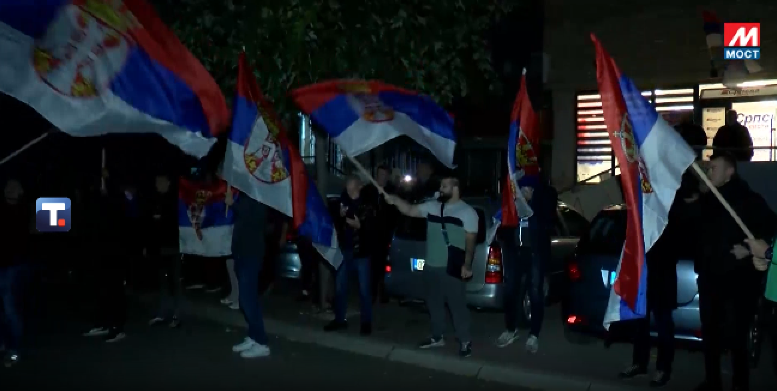 Slavlje ispred prostorija Srpske liste u Zvečanu