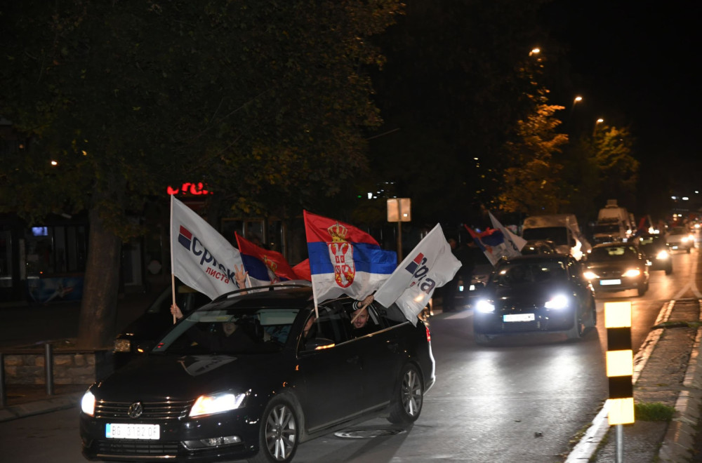 Vijorile se srpske trobojke: Ovako su Srbi u Kosovskoj Mitrovici slavili pobedu Srpske liste FOTO/VIDEO