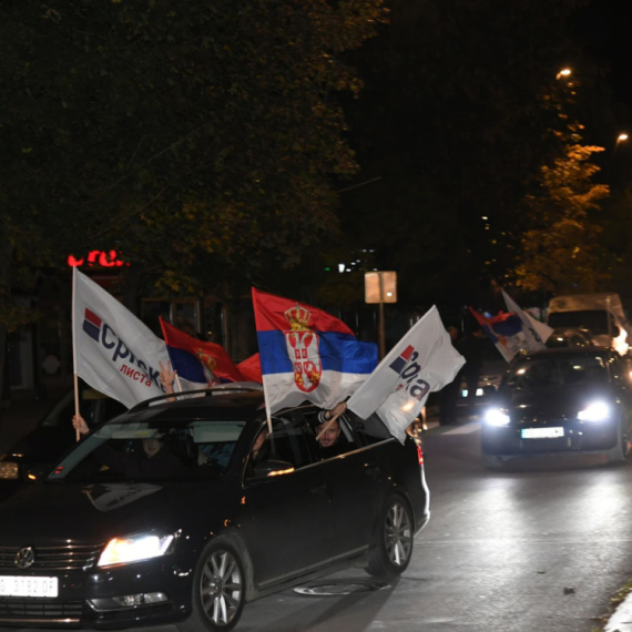 Vijorile se srpske trobojke: Ovako su Srbi u Kosovskoj Mitrovici slavili pobedu Srpske liste FOTO/VIDEO