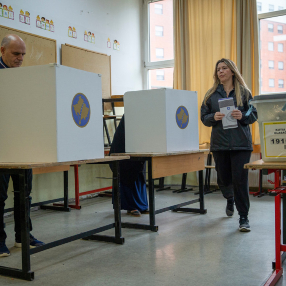 Na Kosovu i Metohiji danas drugi krug lokalnih izbora: Otvorena birališta, izašli prvi glasači