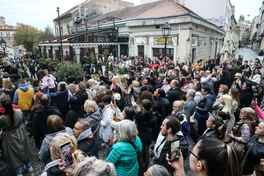 Svet se oprašta od Halida: U Sarajevu više od 15.000 ljudi peva i plače FOTO/VIDEO