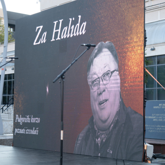 Svet se oprašta od Halida: U Sarajevu više od 15.000 ljudi peva i plače FOTO/VIDEO