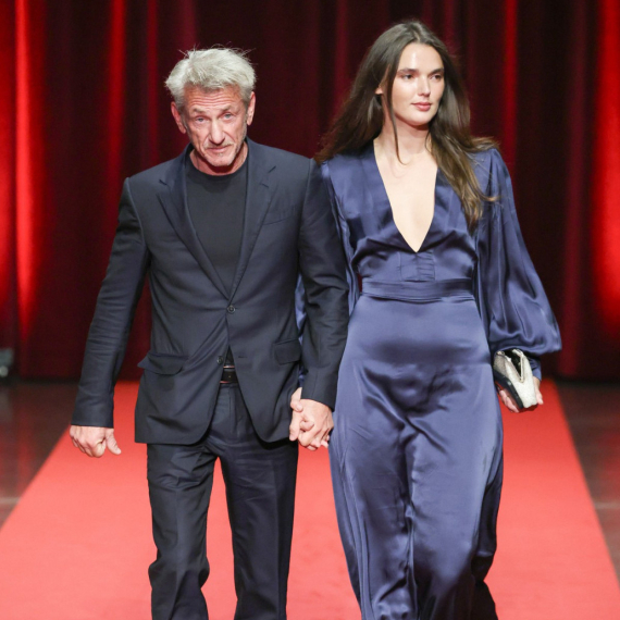 Ni 34 godine mlađa lepotica ne može da ga nasmeje: Slavni šarmer bi što pre da "pobegne" FOTO