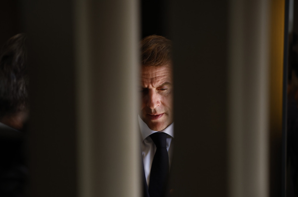 Makron gubi kontrolu; Vlada formirana – a već se ruši