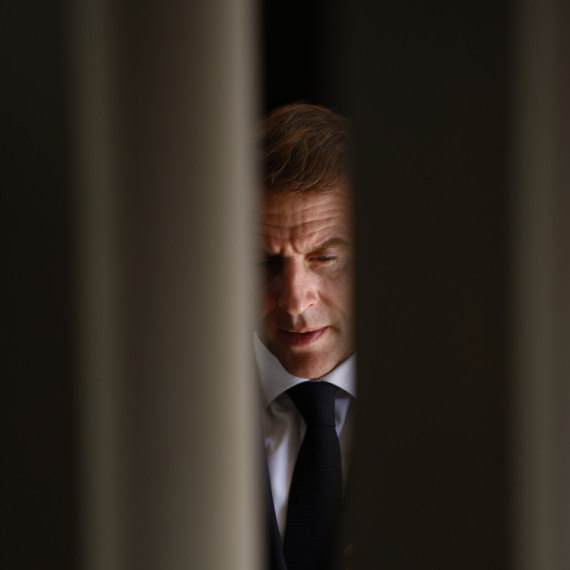 Makron gubi kontrolu; Vlada formirana – a već se ruši