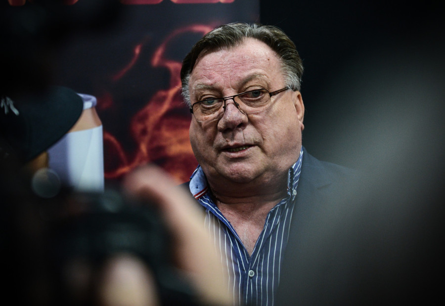 Ivica Dačić položio cveće na grob Halida Bešlića: Nedostaje njegova toplina FOTO