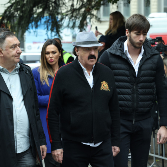 "Koja nekultura"; Ljudi besni na Harisa Džinovića zbog trenutka sa komemoracije Bešliću VIDEO