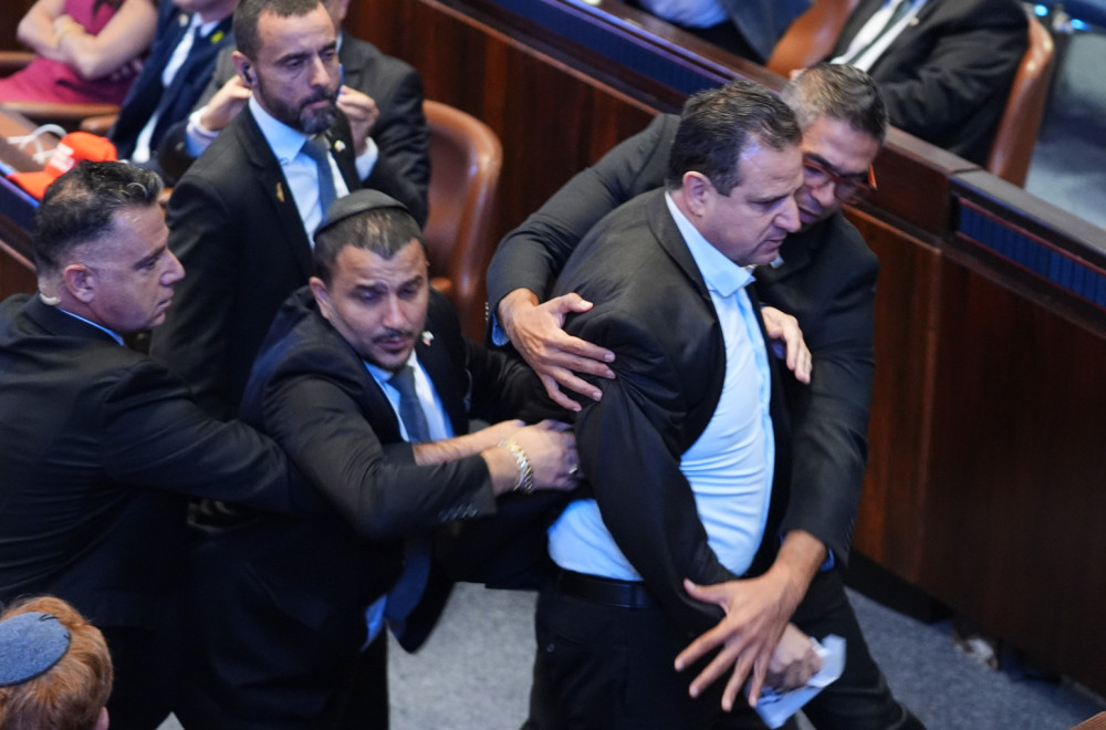 Drama tokom Trampovog govora: Nastao haos, reagovalo obezbeđenje FOTO/VIDEO