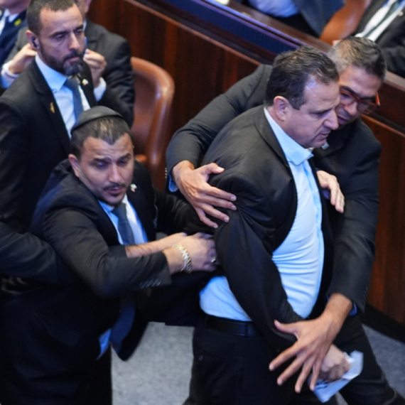 Drama tokom Trampovog govora: Nastao haos, reagovalo obezbeđenje FOTO/VIDEO