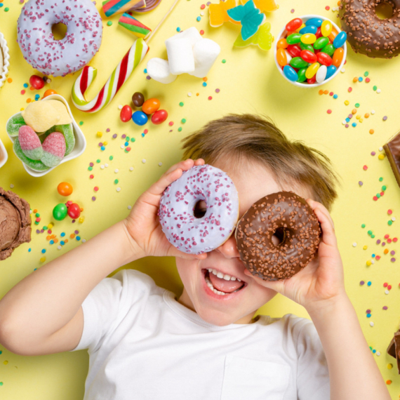 Kako da naučite dete da ne jede previše slatkiša? 4 neobična trika vam mogu pomoći
