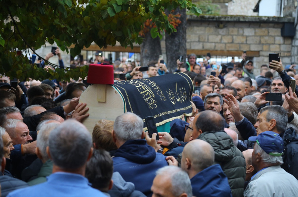 Potresni prizori – ljudi u suzama zbog Halida Bešlića; Prestonicom zavladala tišina FOTO/VIDEO