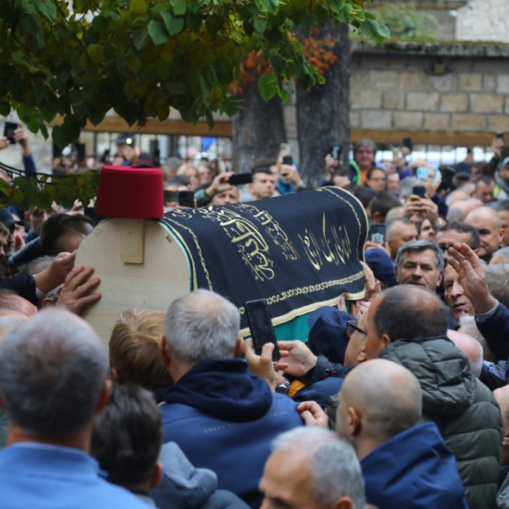 Potresni prizori – ljudi u suzama zbog Halida Bešlića; Prestonicom zavladala tišina FOTO/VIDEO