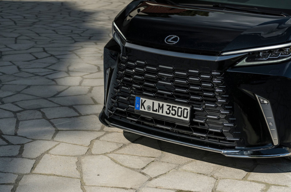 Stiže Lexus LS sa šest točkova i izgledom minibusa FOTO