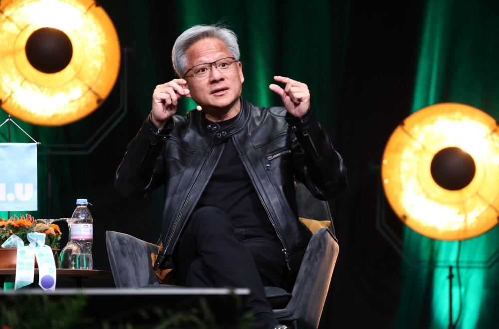 Čovek u kožnoj jakni uručio Masku najmanji svetski superkompjuter