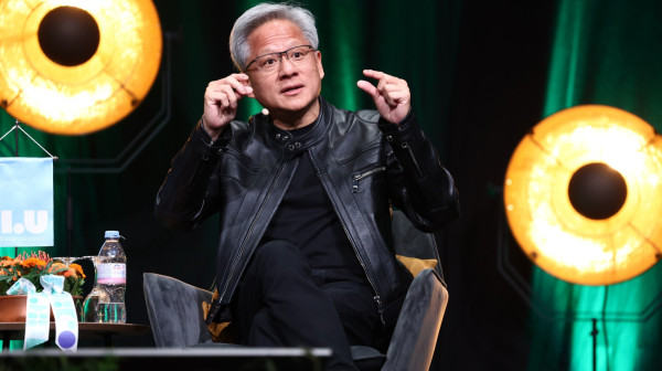 Čovek u kožnoj jakni zbunjen: Zašto niste opsednuti AI-jem?