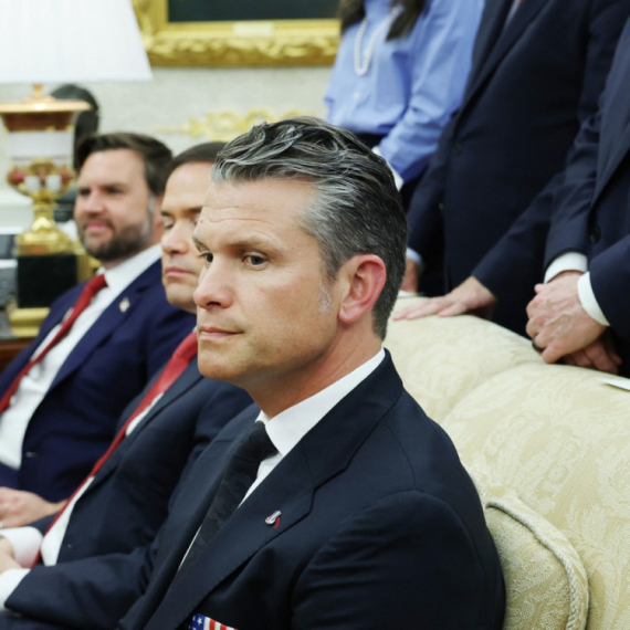 Portparol Pentagona pobesneo zbog pitanja oko kravate; "Tvoja mama je kupila"