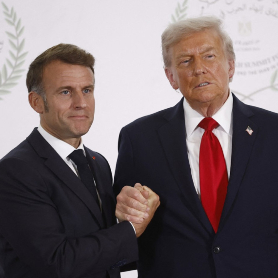 Tramp zakukao posle rukovanja "mrtvačkim stiskom" sa Makronom: "Povredio si me" FOTO