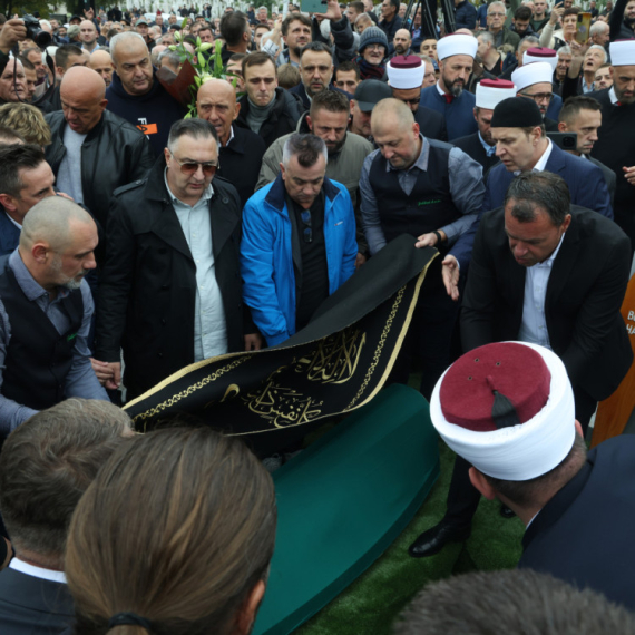 Halid Bešlić sahranjen uz "Romaniju": Slike iz Sarajeva obilaze region FOTO